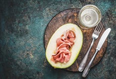 Italiaanse antipasti met ham, meloen en wijn diende met bestek op rustieke achtergrond royalty-vrije stock afbeelding Italiaanse antipasti met ham, meloen en wijn diende met bestek op rustieke achtergrond royalty-vrije stock afbeelding