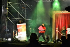 Italiaanse populaire rapper Caparezza zingt tijdens het overleg van het Nieuwjaar royalty-vrije stock afbeeldingen Italiaanse populaire rapper Caparezza zingt tijdens het overleg van het Nieuwjaar royalty-vrije stock afbeeldingen