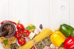 Italiaanse voedsel kokende ingrediënten Deegwaren, tomaten, peppes stock afbeeldingen Italiaanse voedsel kokende ingrediënten Deegwaren, tomaten, peppes stock afbeeldingen