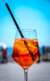 Italien célèbre Aperol spritz pendant l'été chaud photographie stock Italien célèbre Aperol spritz pendant l'été chaud photographie stock