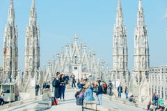 Italien, Mailand, am 6. April 2018: Leute auf dem Dach der Duomo-Kathedrale in Mailand lizenzfreie stockfotografie Italien, Mailand, am 6. April 2018: Leute auf dem Dach der Duomo-Kathedrale in Mailand lizenzfreie stockfotografie