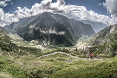 ITALIEN SÜD-TIROL, 22 September 2018: Frau fährt auf eine Spur auf einer Mountainbike stockfoto ITALIEN SÜD-TIROL, 22 September 2018: Frau fährt auf eine Spur auf einer Mountainbike stockfoto