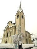 Italien, Trentino Alto Adige, Bozen, San Vigilio di Marebbe, Ansicht der Kirche der Stadt während eines Wintertages und während e lizenzfreies stockfoto Italien, Trentino Alto Adige, Bozen, San Vigilio di Marebbe, Ansicht der Kirche der Stadt während eines Wintertages und während e lizenzfreies stockfoto