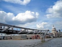 Italienare för ` s för den London milleniumbron och St Peter kyrktar arkivfoton Italienare för ` s för den London milleniumbron och St Peter kyrktar arkivfoton