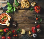 Italienare grillade tomat- och vitlöksoppa med bröd, basilika, parmesan royaltyfri fotografi Italienare grillade tomat- och vitlöksoppa med bröd, basilika, parmesan royaltyfri fotografi