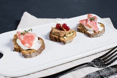 Italienische Antipasti mit Pastete, Parma und Salami auf Toast stockbilder Italienische Antipasti mit Pastete, Parma und Salami auf Toast stockbilder