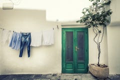 Italienische Weinleseszene Kleidung, die hängen, um zu trocknen und altes Haus stockbild Italienische Weinleseszene Kleidung, die hängen, um zu trocknen und altes Haus stockbild