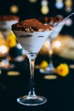 Italienischer Nachtisch Tiramisu in Martini-Gl?sern an einer Pyjamapartei lizenzfreie stockfotografie Italienischer Nachtisch Tiramisu in Martini-Gl?sern an einer Pyjamapartei lizenzfreie stockfotografie