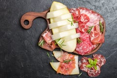 Italienischer Schinken, Prosciutto und Salami mit Melone lizenzfreies stockfoto Italienischer Schinken, Prosciutto und Salami mit Melone lizenzfreies stockfoto