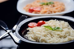 Italiensk pasta i stålplattan royaltyfri fotografi Italiensk pasta i stålplattan royaltyfri fotografi