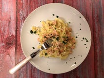 italiensk pasta L?cker tagliatelle med laxen och s?s royaltyfri fotografi italiensk pasta L?cker tagliatelle med laxen och s?s royaltyfri fotografi