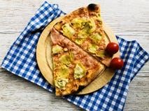 Italiensk pizza skivar Quattro Stagioni arkivbilder Italiensk pizza skivar Quattro Stagioni arkivbilder