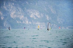 ITALIË, TORBOLE, MEER GARDA, Juni, 2018: Groep windsurfers op het noorden van het meer Garda royalty-vrije stock afbeelding ITALIË, TORBOLE, MEER GARDA, Juni, 2018: Groep windsurfers op het noorden van het meer Garda royalty-vrije stock afbeelding