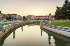 italy padua fönster Aftonljus över berömda Padua skulpturer royaltyfri foto italy padua fönster Aftonljus över berömda Padua skulpturer royaltyfri foto