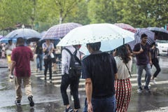 It’s que chovem na manhã, e os pedestres que andam através da estrada passam pela interseção fotos de stock It’s que chovem na manhã, e os pedestres que andam através da estrada passam pela interseção fotos de stock