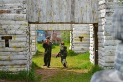 Izhevsk Ryssland - Juni 2 2018: barn med laser-vapen som spelar lasertagskytteleken, krigsimulering arkivfoto Izhevsk Ryssland - Juni 2 2018: barn med laser-vapen som spelar lasertagskytteleken, krigsimulering arkivfoto