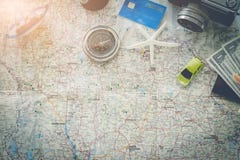 Iść na przygodzie! Mapa i kamera na drewnianym stole Iść na przygodzie! Mapa i kamera na drewnianym stole