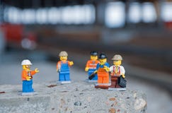 Iževsk, Russia 6 aprile 2019: Incontrandosi ad un cantiere Riunione di produzione al cantiere in miniatura immagine stock Iževsk, Russia 6 aprile 2019: Incontrandosi ad un cantiere Riunione di produzione al cantiere in miniatura immagine stock