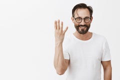 J'ai quatre enfants Portrait de modèle masculin heureux avec du charme beau avec la barbe et moustache dans les verres noirs et l photographie stock libre de droits J'ai quatre enfants Portrait de modèle masculin heureux avec du charme beau avec la barbe et moustache dans les verres noirs et l photographie stock libre de droits