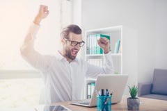 Ja! Lächelnder glücklicher Geschäftsmann in den Gläsern und in der weißen Hemdrosine lizenzfreie stockbilder Ja! Lächelnder glücklicher Geschäftsmann in den Gläsern und in der weißen Hemdrosine lizenzfreie stockbilder