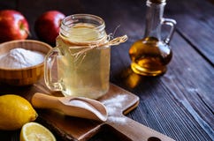 Jabłczanego cydru ocet, cytryna i wypiekowa soda, pijemy obrazy stock Jabłczanego cydru ocet, cytryna i wypiekowa soda, pijemy obrazy stock