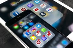 Jabłczany iPhone 7 i iPad pro z ikonami ogólnospołeczny medialny facebook, instagram, świergot, snapchat zastosowanie na ekranie Obraz Stock Jabłczany iPhone 7 i iPad pro z ikonami ogólnospołeczny medialny facebook, instagram, świergot, snapchat zastosowanie na ekranie Obraz Stock