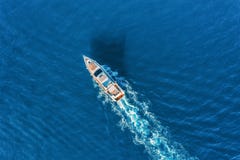 Jacht bij het overzees Luchtmening van luxe drijvend schip stock afbeeldingen Jacht bij het overzees Luchtmening van luxe drijvend schip stock afbeeldingen