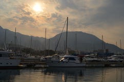 Jachten in een jachthaven van Kroatische riviera in zonsondergang worden vastgelegd die royalty-vrije stock afbeeldingen Jachten in een jachthaven van Kroatische riviera in zonsondergang worden vastgelegd die royalty-vrije stock afbeeldingen
