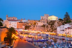 Jachthafen Ciutadella Menorca Hafensonnenuntergang-Rathaus und Kathedrale lizenzfreies stockfoto Jachthafen Ciutadella Menorca Hafensonnenuntergang-Rathaus und Kathedrale lizenzfreies stockfoto