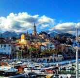Jachty i łodzie w schronieniu Menton, Francuski Riviera, cote d ` azur, Provence, Francja fotografia royalty free Jachty i łodzie w schronieniu Menton, Francuski Riviera, cote d ` azur, Provence, Francja fotografia royalty free