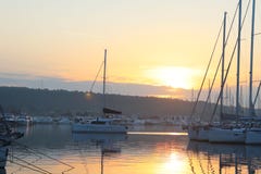 Jachtów powroty od podróży marina podczas ranku dnieją żeglowania past cumujący żegluje jachty Morskiego życia styl fotografia royalty free Jachtów powroty od podróży marina podczas ranku dnieją żeglowania past cumujący żegluje jachty Morskiego życia styl fotografia royalty free