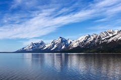 Jackson Lake die sneeuw op afgedekte bergen in het Nationale Park van Grand Teton, Wyoming, de V.S. wijzen Royalty-vrije Stock Foto's Jackson Lake die sneeuw op afgedekte bergen in het Nationale Park van Grand Teton, Wyoming, de V.S. wijzen Royalty-vrije Stock Foto's