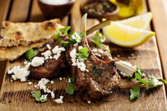 Jagnięcy kotleciki z ziele i feta zdjęcia stock Jagnięcy kotleciki z ziele i feta zdjęcia stock