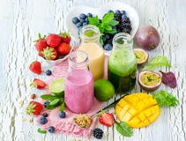 Jagoda i owoc smoothie w butelkach, zdrowy lata detox yogur fotografia stock Jagoda i owoc smoothie w butelkach, zdrowy lata detox yogur fotografia stock