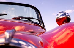 Jaguar vermelho clássico velho na praia fotografia de stock Jaguar vermelho clássico velho na praia fotografia de stock