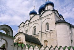 Jahrhundert Suzdal der Kreml XII Geburt Christis-Kathedrale mit blauen Hauben Goldring von Russland Zeilen in der orthodoxen Arch lizenzfreies stockfoto Jahrhundert Suzdal der Kreml XII Geburt Christis-Kathedrale mit blauen Hauben Goldring von Russland Zeilen in der orthodoxen Arch lizenzfreies stockfoto