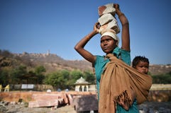Jaipur, Inde, le 1er décembre 2017 : La femme travaillant dur des soins lapide porter l'enfant sur le dos image libre de droits Jaipur, Inde, le 1er décembre 2017 : La femme travaillant dur des soins lapide porter l'enfant sur le dos image libre de droits