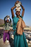 Jaipur, Inde, le 1er décembre 2017 : La femme travaillant dur des soins lapide porter l'enfant sur le dos photo libre de droits Jaipur, Inde, le 1er décembre 2017 : La femme travaillant dur des soins lapide porter l'enfant sur le dos photo libre de droits