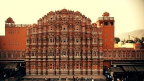 JAIPUR, INDIA - NOVEMBER 9, 2017: Voorgevel van Hawa Mahal-paleis in India stock video JAIPUR, INDIA - NOVEMBER 9, 2017: Voorgevel van Hawa Mahal-paleis in India stock video