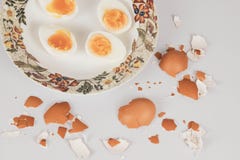 Jajka które są doskonale żółci w kolorze i biali, i jedzący z eggshell i herbacianymi liśćmi zdjęcia stock Jajka które są doskonale żółci w kolorze i biali, i jedzący z eggshell i herbacianymi liśćmi zdjęcia stock