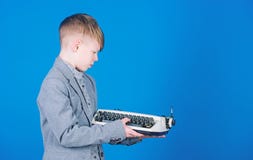 Jak robi retro pisa? na maszynie maszyny pracie M?drze dziecko u?ywa retro technologi? ?liczna ch?opiec z maszyn? do pisania Ma?y zdjęcia stock Jak robi retro pisa? na maszynie maszyny pracie M?drze dziecko u?ywa retro technologi? ?liczna ch?opiec z maszyn? do pisania Ma?y zdjęcia stock