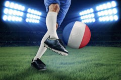 Jambe donnant un coup de pied le ballon de football dans le stade Photo stock Jambe donnant un coup de pied le ballon de football dans le stade Photo stock