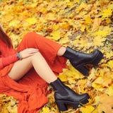 Jambes minces de femme avec les chaussures uniques de tracteur, concept de mode d'automne Photo stock Jambes minces de femme avec les chaussures uniques de tracteur, concept de mode d'automne Photo stock