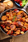 Jambes rôties de poulet avec la pomme de terre cuite au four sur la poêle photo libre de droits Jambes rôties de poulet avec la pomme de terre cuite au four sur la poêle photo libre de droits
