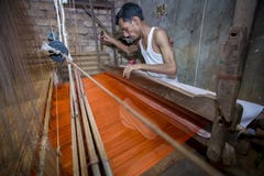 Jamdani saree pracownik pracuje przy zbyt dużo starych i wolnych maszyn zdjęcie stock Jamdani saree pracownik pracuje przy zbyt dużo starych i wolnych maszyn zdjęcie stock