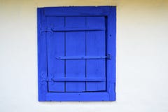 Janela azul tradicional fotografia de stock Janela azul tradicional fotografia de stock