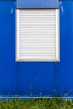 Janela com cortinas fechados em uma parede azul Fotos de Stock Royalty Free Janela com cortinas fechados em uma parede azul Fotos de Stock Royalty Free