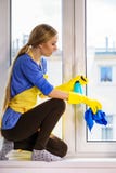 Janela da limpeza da mulher em casa imagem de stock Janela da limpeza da mulher em casa imagem de stock
