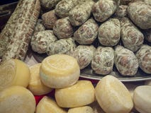 Janela da loja de uma despensa com alimentos, salame e queijo italianos tradicionais imagens de stock Janela da loja de uma despensa com alimentos, salame e queijo italianos tradicionais imagens de stock
