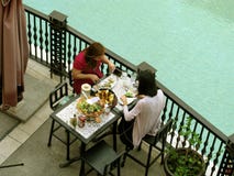 Jantar exterior, alameda de Veneza Grand Canal, monte de McKinley, Taguig, metro Manila, Filipinas foto de stock Jantar exterior, alameda de Veneza Grand Canal, monte de McKinley, Taguig, metro Manila, Filipinas foto de stock